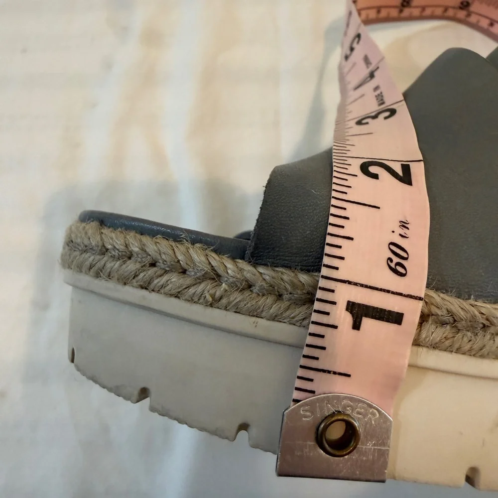 Clark’s Women’s Gray Leather Cross-Strap Wedge Sandals, Size US 9.5